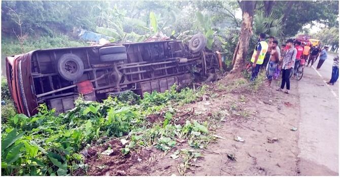 কুমিল্লায় নিয়ন্ত্রণ হারিয়ে বাস খাদে, চালক-হেলপার নিহত