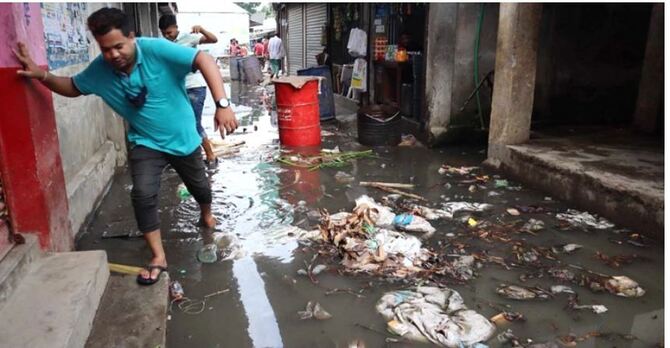 বৃষ্টি হলেই হাঁটু পানি, আবর্জনার দুর্গন্ধে অতিষ্ঠ ব্যবসায়ী-ক্রেতা