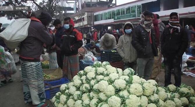 ভোরেই যে বাজারে বিক্রি হয় কোটি টাকার সবজি