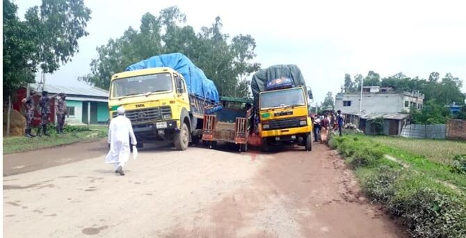 গর্তে আটকে গেল ২ ট্রাক, দিনাজপুর-ঢাকা মহাসড়কে যান চলাচল বন্ধ