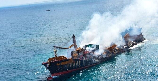 শ্রীলঙ্কায় ডুবছে রাসায়নিকবাহী জাহাজ, ভয়াবহ বিপর্যয়ের শঙ্কা