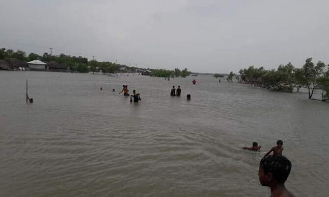 সাতক্ষীরায় জোয়ারে ভেসে গেছে ৭৫৬০টি মাছের ঘের