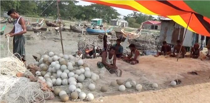 সরকারি নিষেধাজ্ঞায় নোয়াখালীতে জেলেদের দুর্দিন