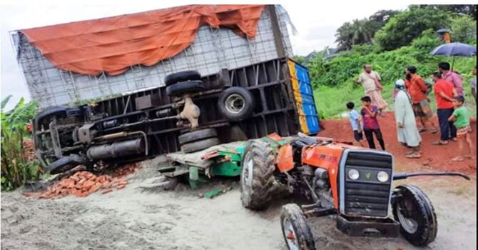 বালুবোঝাই ট্রাক্টরে কাভার্ডভ্যানের ধাক্কা, চালকসহ নিহত ৩