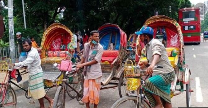 পুলিশ দেখলে মাস্ক পরছেন রিকশাচালকরা