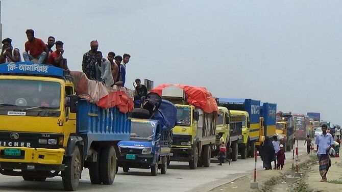 বঙ্গবন্ধু সেতুর পশ্চিম মহাসড়কে থেমে থেমে চলছে যানবাহন