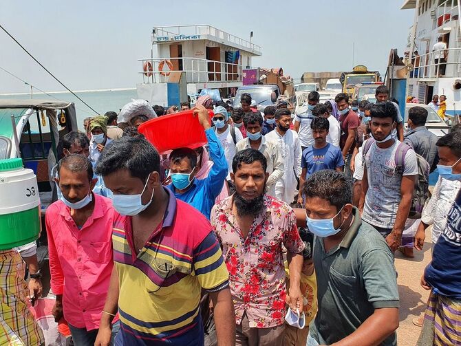 দৌলতদিয়ায় ফেরিতে আজও ঢাকামুখী যাত্রীদের ভিড়