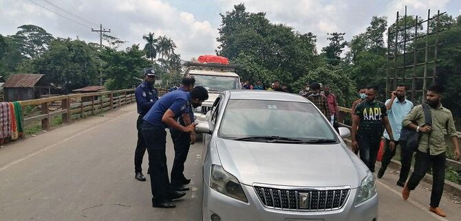 বিধিনিষেধে কোথাও কঠোর কোথাও ঢিলেঢালা