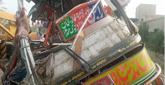 পাকিস্তানে বাস-ট্রাক সংঘর্ষে নিহত ৩০, আহত ৪০