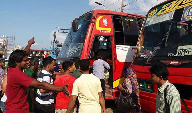 ফাঁকা হচ্ছে ঢাকা, গ্রামে ছুটছে মানুষ
