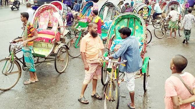 রিকশার দখলে সড়ক, ভাড়াও দ্বিগুণ