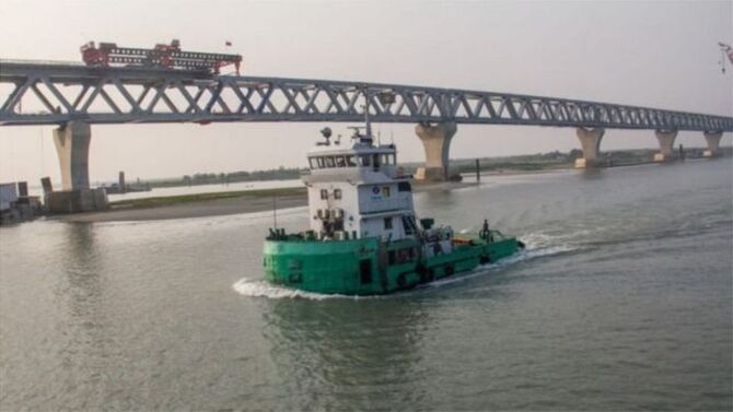 ডুবে যাওয়া জাহাজে পদ্মা সেতুর রেলিং ও রেললাইনের মালামাল