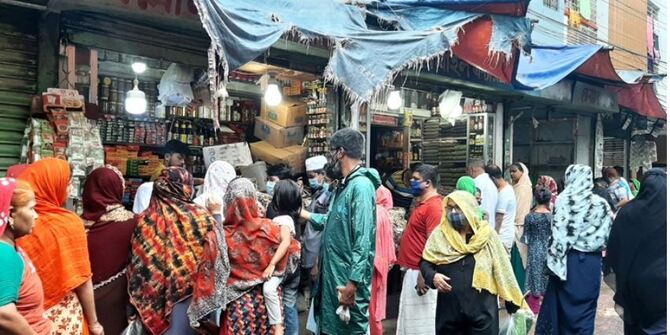 মসলার দোকানে ক্রেতাদের উপচেপড়া ভিড়