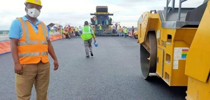 পদ্মা সেতুর সড়ক পথে চলছে পিচঢালাইয়ের কাজ