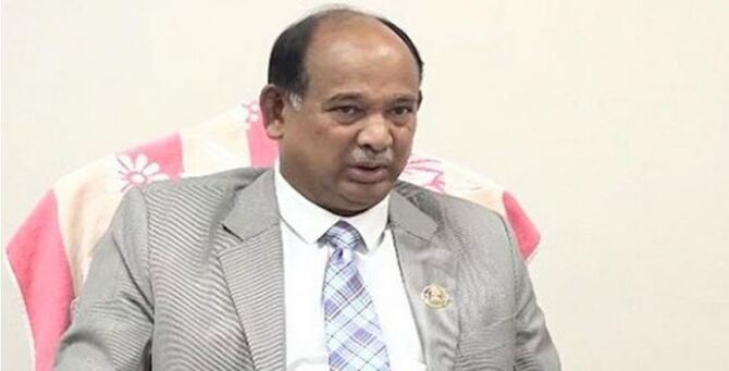 লোকাল ট্রেনে স্বাস্থ্যবিধি নিশ্চিত করা কঠিন : রেলমন্ত্রী