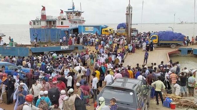অতিরিক্ত যাত্রী আর বৃষ্টিতে পাটুরিয়া ঘাটে ভোগান্তি চরমে