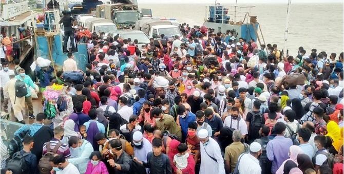 শিমুলিয়াঘাটে আজও ভিড়, নানা অজুহাতে পদ্মা পার হচ্ছে মানুষ