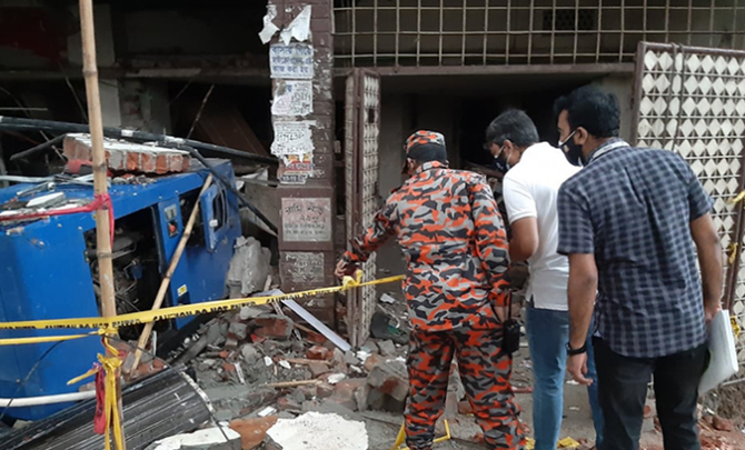 মগবাজারে বিস্ফোরণের ঘটনাস্থল থেকে বের হচ্ছে গ্যাস