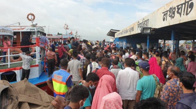 গাদাগাদি করে লঞ্চে উঠছেন যাত্রীরা, স্বাস্থ্যবিধির বালাই নেই