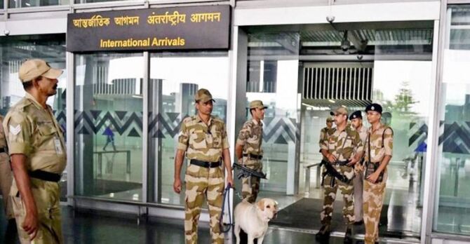 কলকাতা বিমানবন্দরে বোমা আতঙ্ক, তল্লাশি