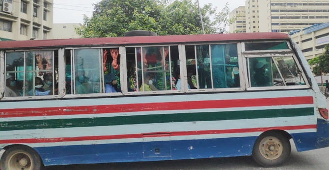 দুই সপ্তাহ পর চাকা ঘুরলো গণপরিবহনের
