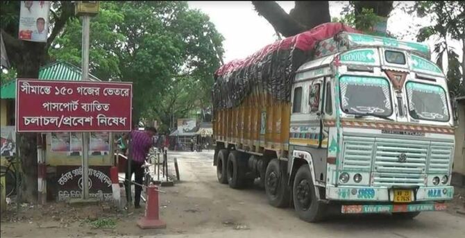 হিলি স্থলবন্দর দিয়ে আমদানি-রপ্তানি শুরু