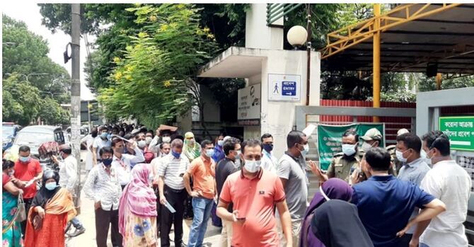 সারাদেশে স্বতঃস্ফূর্তভাবে টিকা নিচ্ছেন হাজার হাজার মানুষ