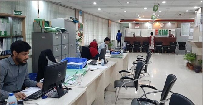 চারদিন পর খুললেও গ্রাহক নেই ব্যাংকে