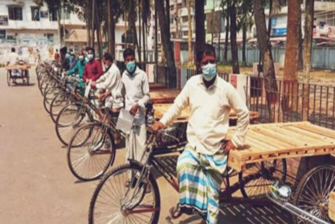 যাত্রাবাড়ীতে মহাসড়কে গাদাগাদি করে ভ্যানযাত্রা