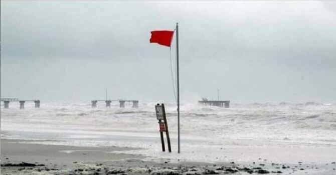লঘুচাপ : ৩ নম্বর সতর্ক সংকেত, ভারি বৃষ্টিতে পাহাড় ধসের শঙ্কা