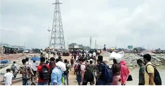 নিষেধাজ্ঞা উপেক্ষা করে ফেরিতেই পার হচ্ছে যাত্রী-ব্যক্তিগত গাড়ি