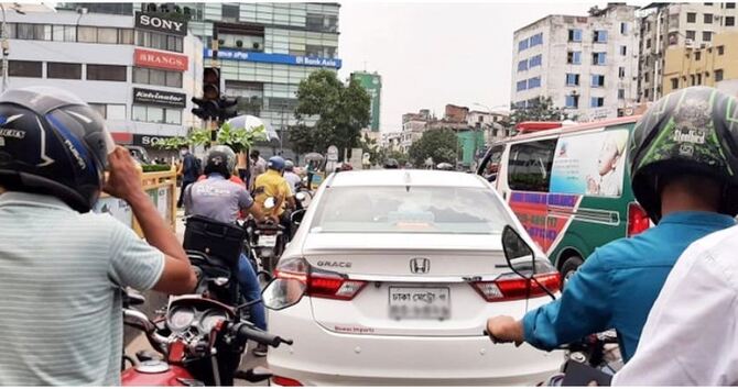 রাজধানীতে গণপরিবহন ছাড়া প্রায় সবই চলছে
