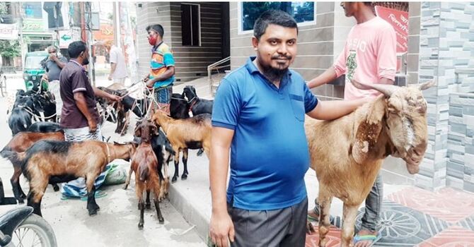 পশুর হাট ছাড়াও রাজধানীর মোড়ে মোড়ে ছাগল বিক্রি