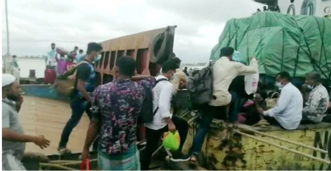 বাংলাবাজার ঘাটে ঢাকামুখী যাত্রীর চাপ বেড়েছে, কমেছে সচেতনতা