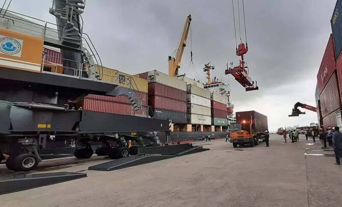 মোংলা বন্দরে যুক্ত হলো ১২০ কোটি টাকার হারবার ক্রেন