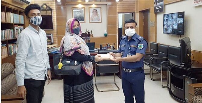 করোনায় মারা যাওয়া পুলিশ সদস্যের পরিবারকে অনুদান