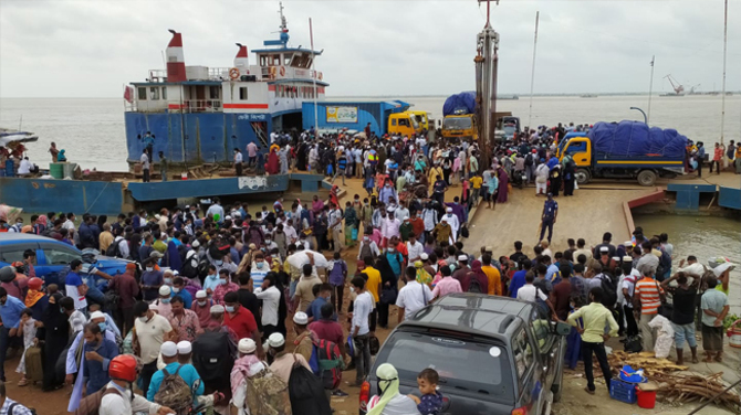 লকডাউন শিথিলের প্রথম দিনেই শিমুলিয়ায় ঘরমুখো মানুষের ঢল