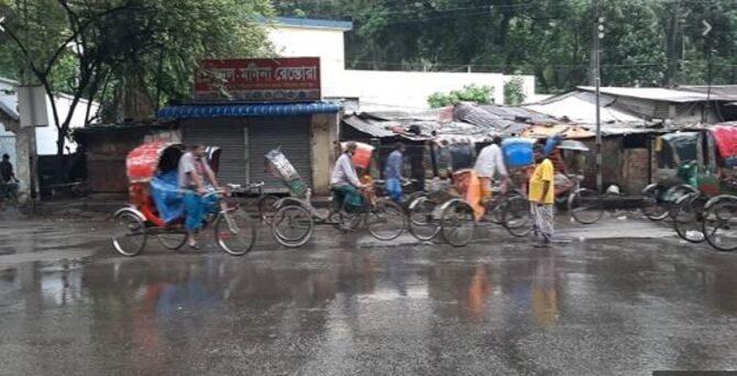 বৃষ্টিতে ভিজেও যাত্রী পাচ্ছেন না রিকশাচালকরা