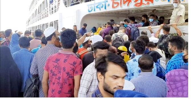 ঘাটে লঞ্চ ভিড়লেই হুড়োহুড়ি করে উঠছেন যাত্রীরা