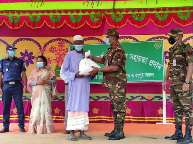 ঘোড়াঘাটে শতাধিক গরীব অসহায় দুস্থ্য পরিবারের মাঝে খাদ্যসামগ্রী বিতরন করেছে সেনাবাহিনী