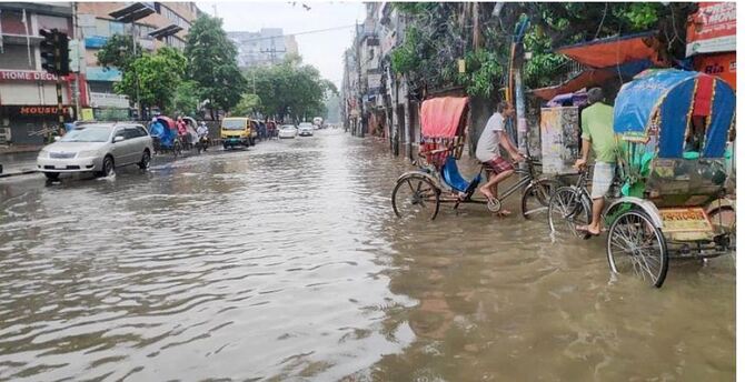 জলে ভাসছে সায়েন্সল্যাব-মিরপুর রোড এলাকা