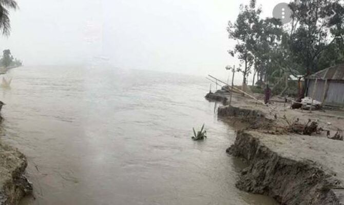 ভাঙনের মুখে বৃদ্ধ দম্পতির ভিটেবাড়ি, করোনায় ঘরে নেই খাবার