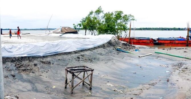 অবৈধ বালু উত্তোলনে হুমকিতে কয়রার বন্যা নিয়ন্ত্রণ বাঁধ