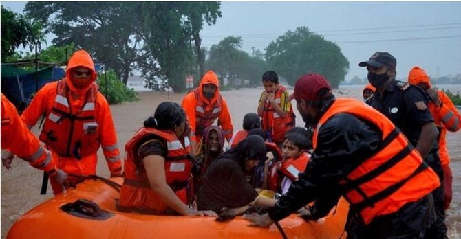 ভারি বৃষ্টি ও ভূমিধসে বিপর্যস্ত ভারত, নিহত বেড়ে ১৩৮