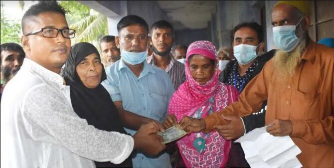প্রধানমন্ত্রীর প্রদত্ত গাবতলী সদর ইউনিয়নে দুঃস্থ পরিবারের মাঝে নগদ অর্থ বিতরণ