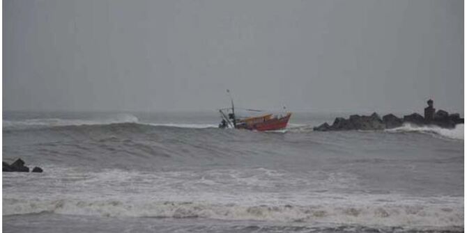 চট্টগ্রামে উত্তাল সাগরে ডুবল তেলবাহী ট্যাঙ্কার