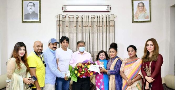 তথ্যমন্ত্রীর মাধ্যমে প্রধানমন্ত্রীকে চলচ্চিত্রশিল্পীদের কৃতজ্ঞতা
