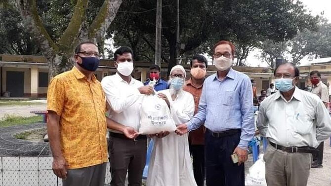 বোদায় প্রধানমন্ত্রীর উপহার খাদ্য সামগ্রী বিতরণ