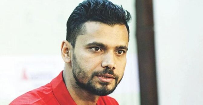 নড়াইল জেলা আ. লীগের স্বাস্থ্যসেবা টিমকে বেতনের টাকা দিলেন মাশরাফি