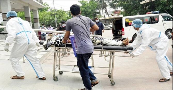 দেশে করোনায় ২৪ ঘন্টায় ২৩০ জনের মৃত্যু, শনাক্ত ১১,৮৭৪